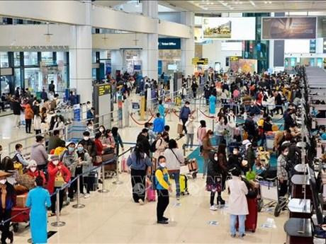 内排国际机场的游客。