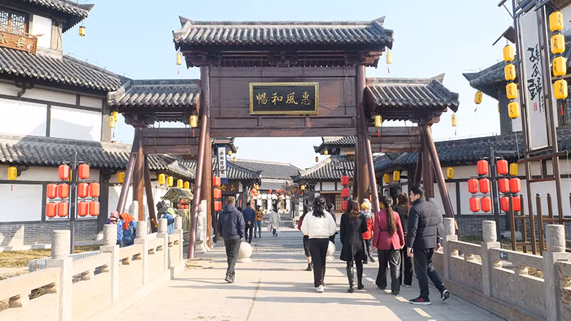 外媒记者参观孙子文化园的乐安古镇。