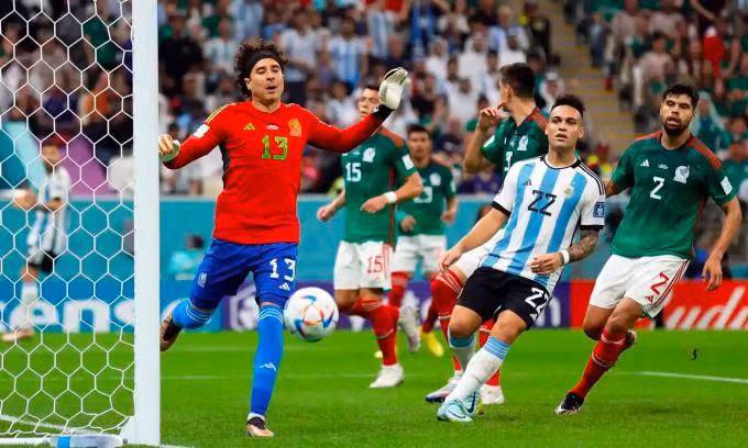 阿根廷队对墨西哥球门攻门。
