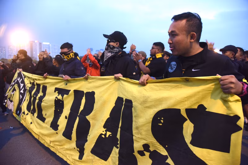 马来西亚球迷前往美廷体育场为本国球队助威。