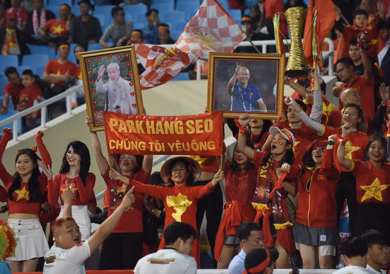 越南球迷对朴恒绪主帅抒发感情。