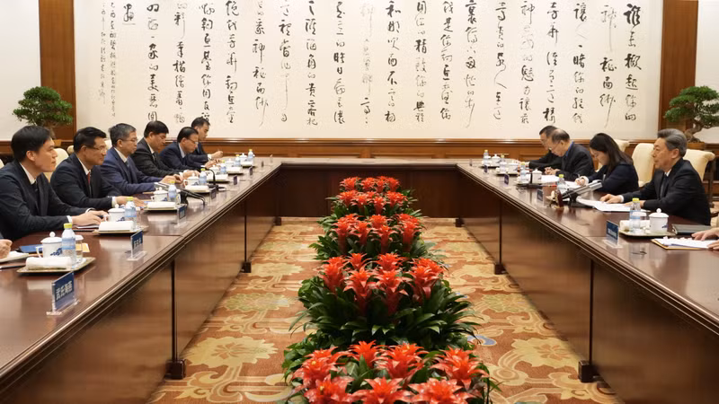阮辉进院长会见中共中央政治局委员、中央政法委书记陈文清。