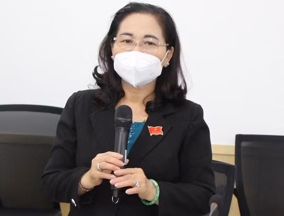 胡志明市委副书记、胡志明市人民议会主席阮氏丽发言。