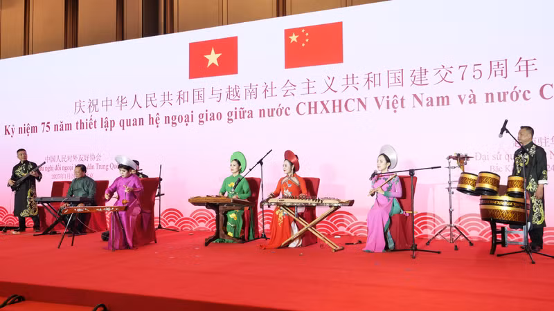 越南艺术团演出文艺。