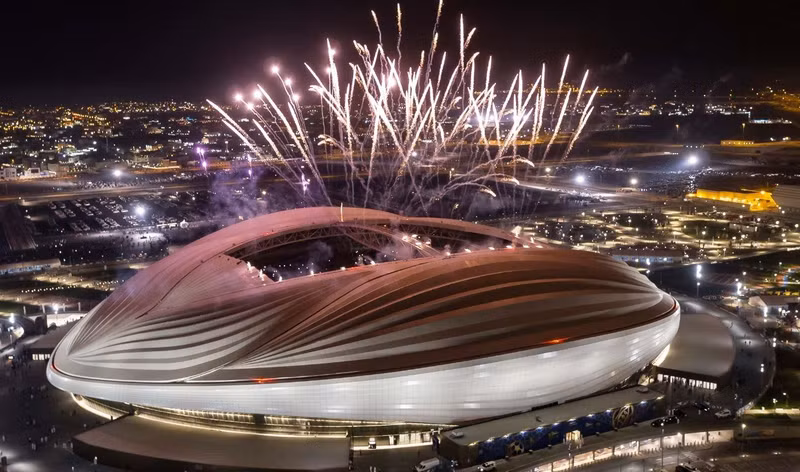 贾努布球场的建筑设计灵感来自当地帆船捕鱼和潜水采珠时使用的“独桅帆船”。