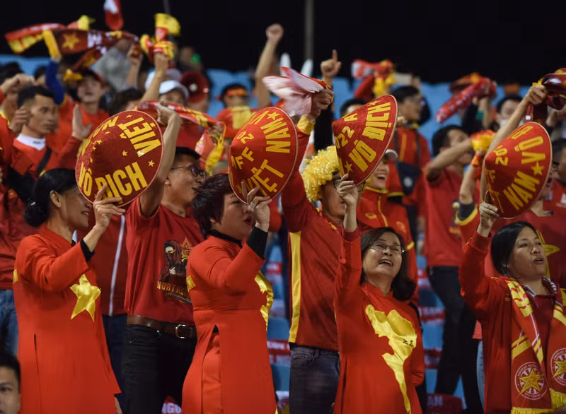 越南球迷身穿以国旗为元素的传统长衣。