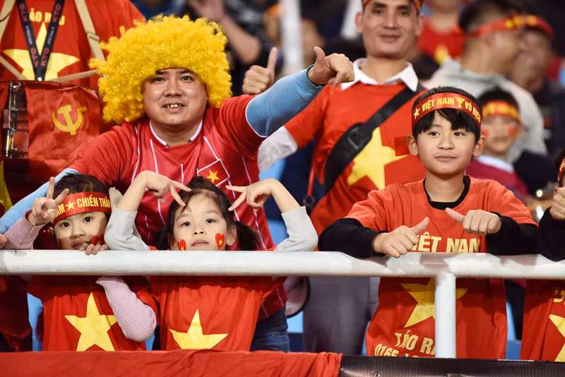 小朋友前体育场为越南队助威。