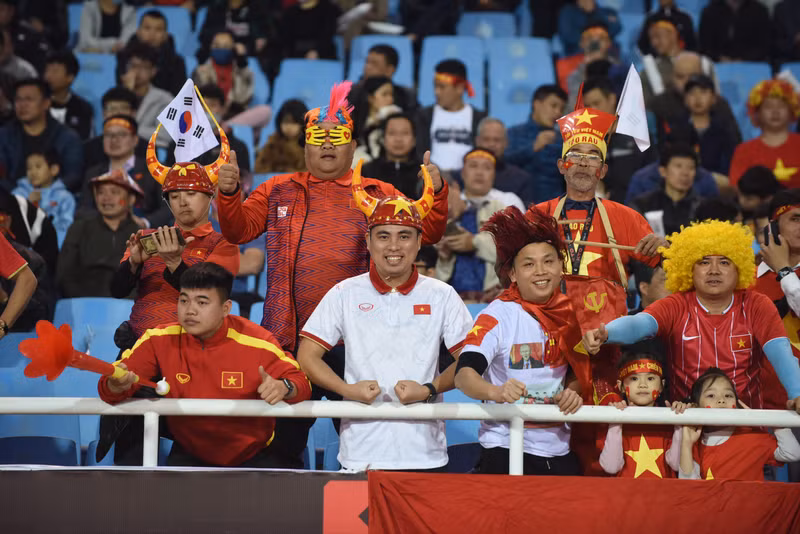 越南球迷在体育场上助威。