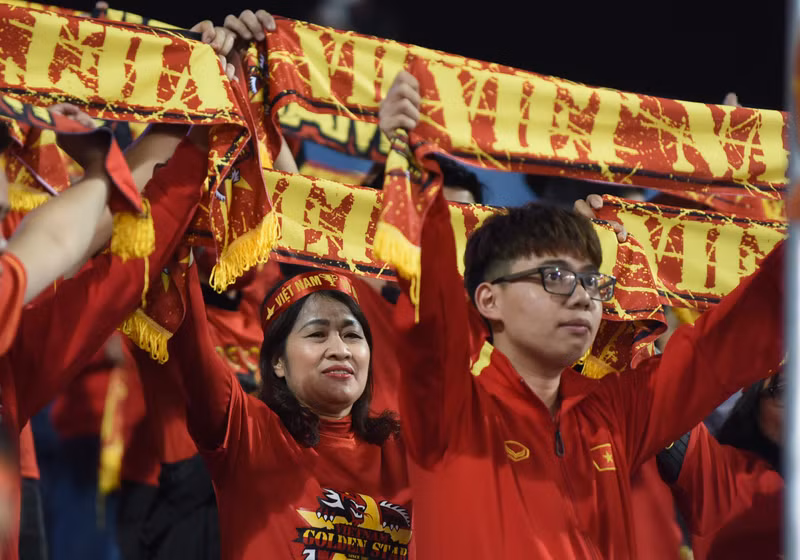 越南球迷手中高举“越南”标语。