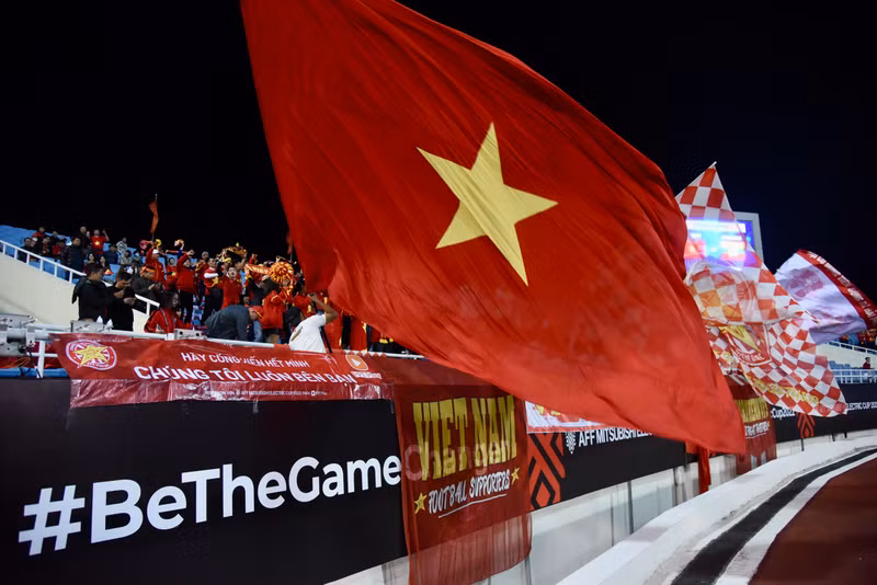 越南球迷为国家足球队助威。