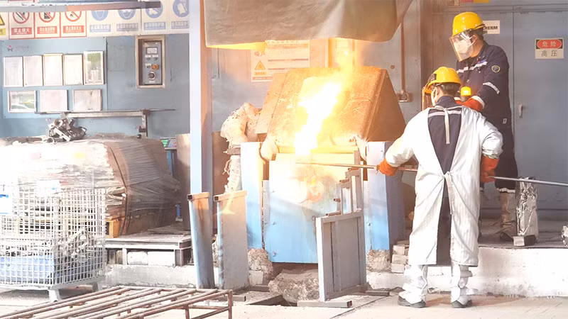 铸造工匠正在浇铸。 铸造工匠正在浇铸。