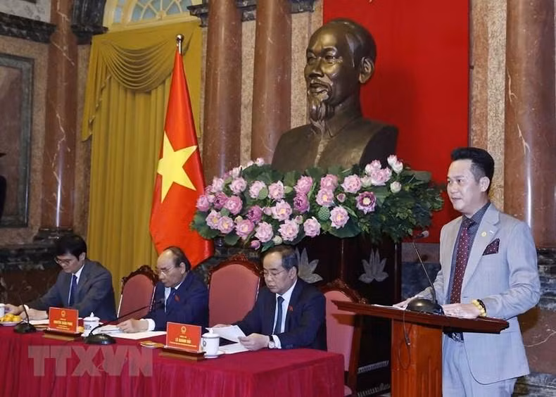 越南青年联合会副主席、越南青年企业家协会主席邓红英在会见中发言。