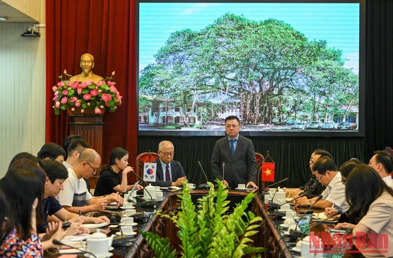 黎国明总编辑会见李熙容先生。