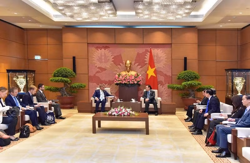 越南国会主席王廷惠会见COP26主席阿洛克·夏尔马。