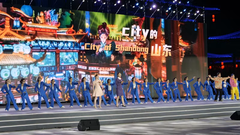 开幕式上的一个文艺表演。