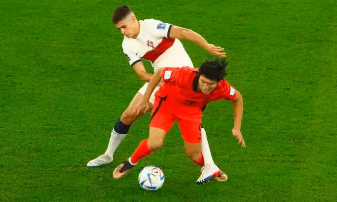 两队球员激烈拼抢。