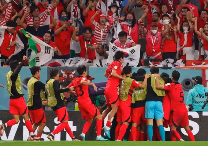 韩国队为进球庆祝。