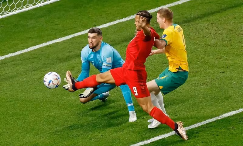 两队球员在比赛中拼抢。