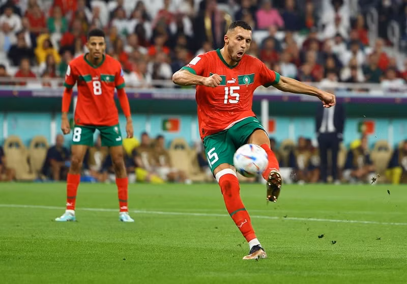 摩洛哥球员传球。