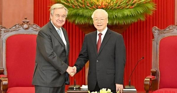 阮富仲总书记与联合国秘书长安东尼奥·古特雷斯握手。