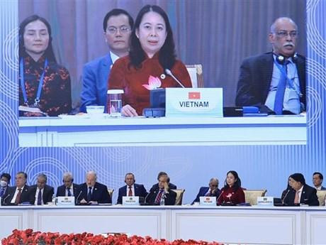 越南国家副主席武氏映春在会上发表讲话。