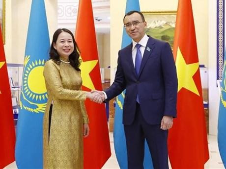 越南国家副主席武氏映春会见哈萨克斯坦上院议长毛乌林·阿希姆巴耶夫。