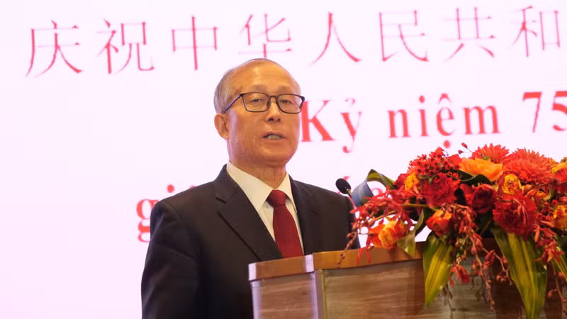 李鸿忠副委员长在招待会上发言。