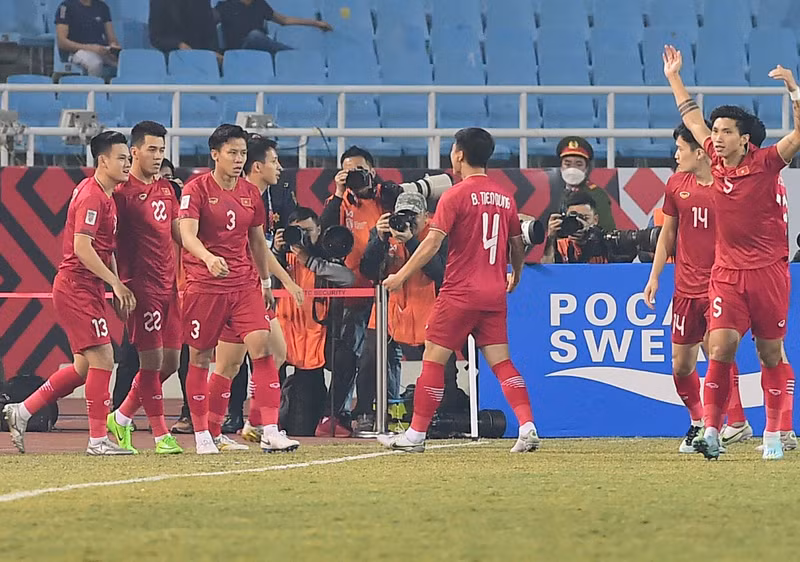 越南球员庆祝进球。