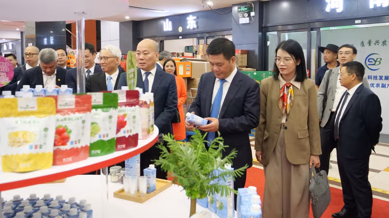 工贸部部长阮鸿延参观展位。