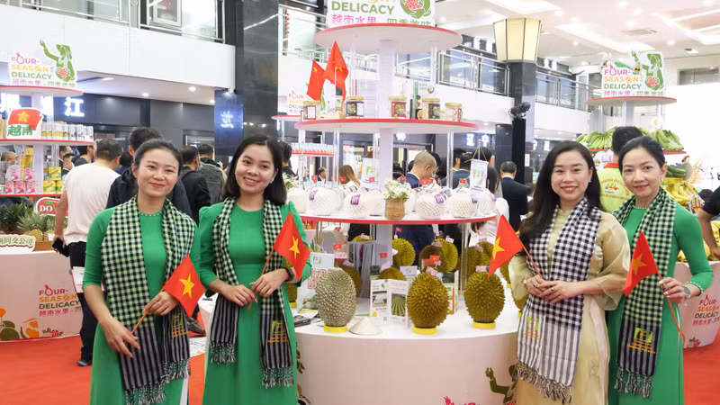 越南榴莲展位的人员身穿着传统长衣和围着越南南部传统围巾。