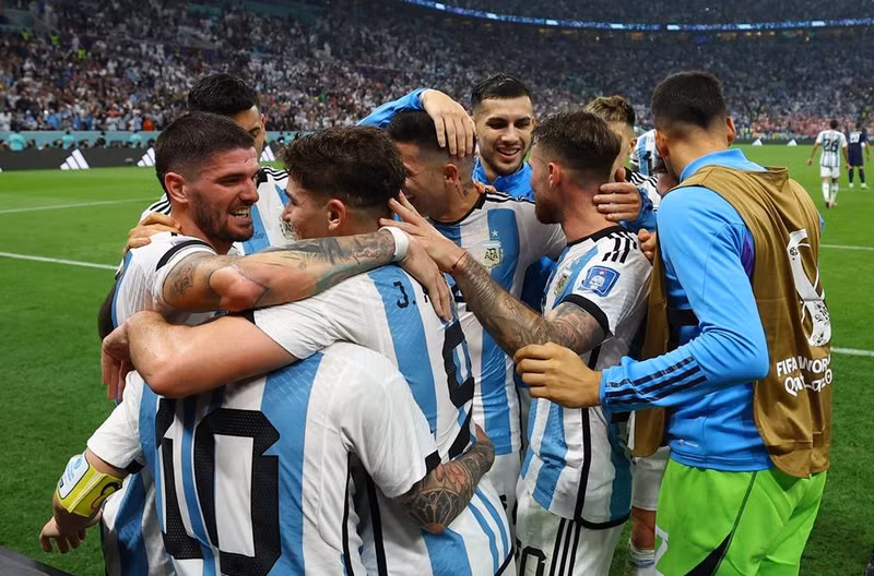 阿根廷球员庆祝胜利。