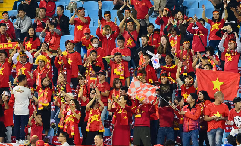 越南球迷在体育场上助威。