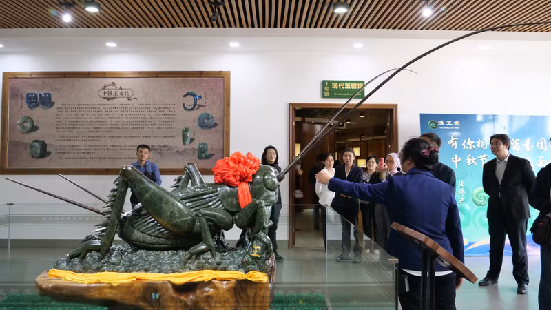 与会代表观看滙玉堂玉博物馆的《蟋蟀王》镇馆之宝。