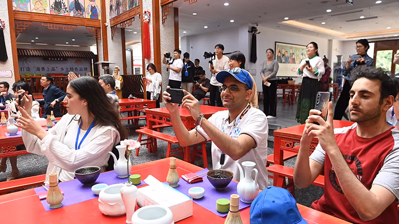 观看非遗“茂腔”表演。