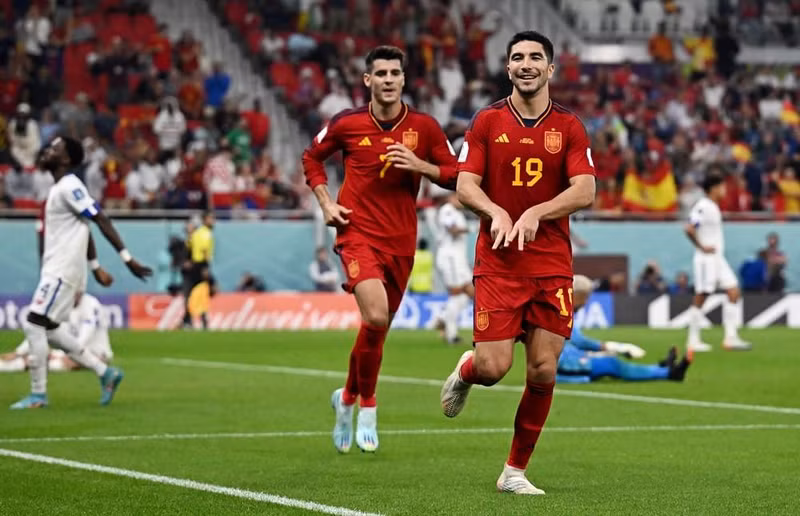 西班牙球员为进球庆祝。