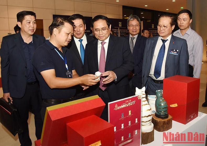 范明正总理参观展位。（陈海 摄）