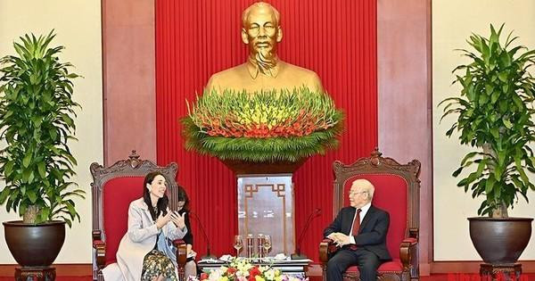阮富仲总书记会见杰辛达·阿德恩总理。