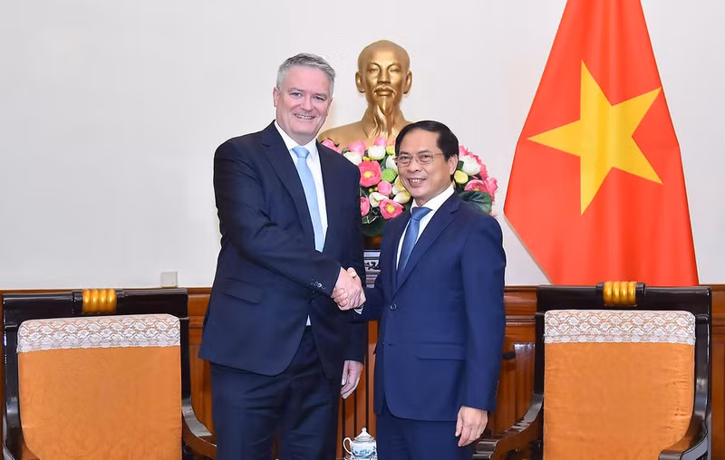 裴青山部长与经合组织秘书长马蒂亚斯·科尔曼握手。