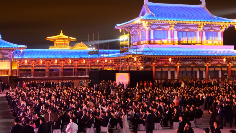 与会代表参加开幕式。