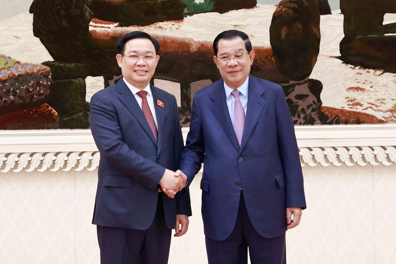 国会主席王廷惠与洪森首相握手。