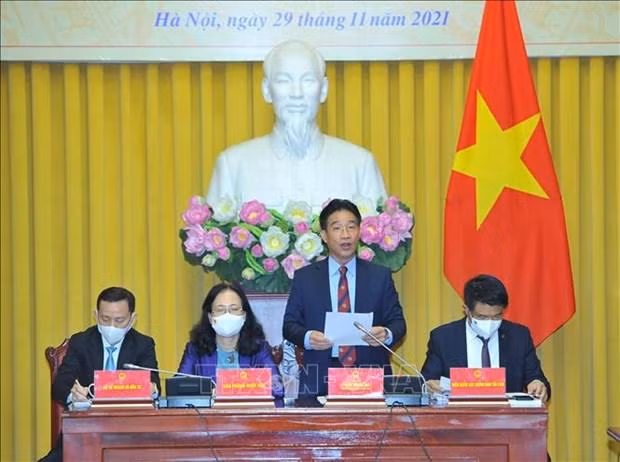 国家主席办公厅副主任范青河主持新闻发布会。