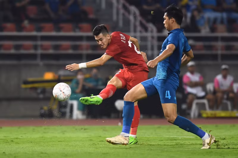 越南前锋阮进灵推射攻门。