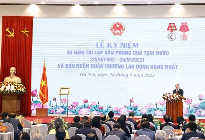 国家主席阮春福在会上发表讲话。