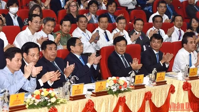 范明正总理和各位代表出席有关落实越共中央政治局的第11-NQ/TW号决议的会议。