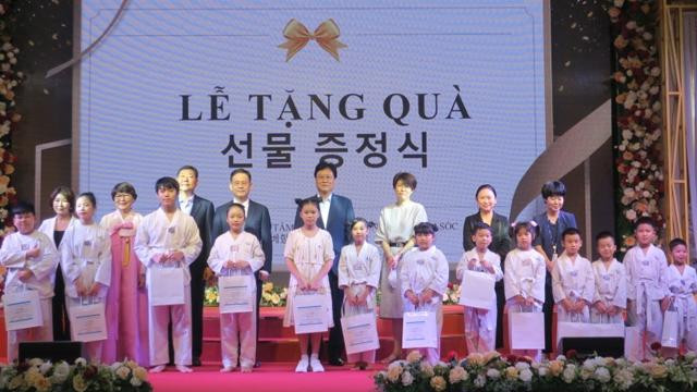 礼品赠送仪式。