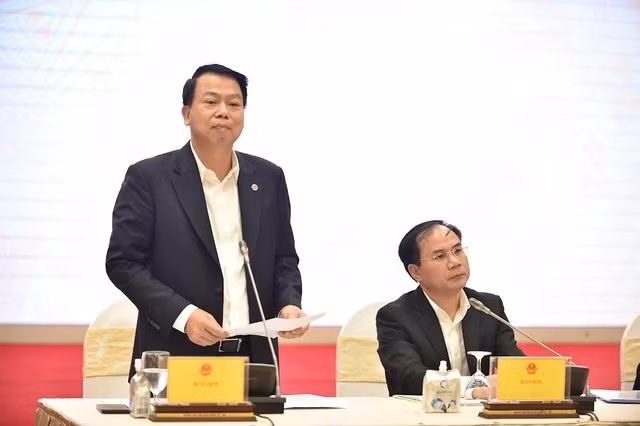 财政部副部长阮德芝发言。 财政部副部长阮德芝发言。