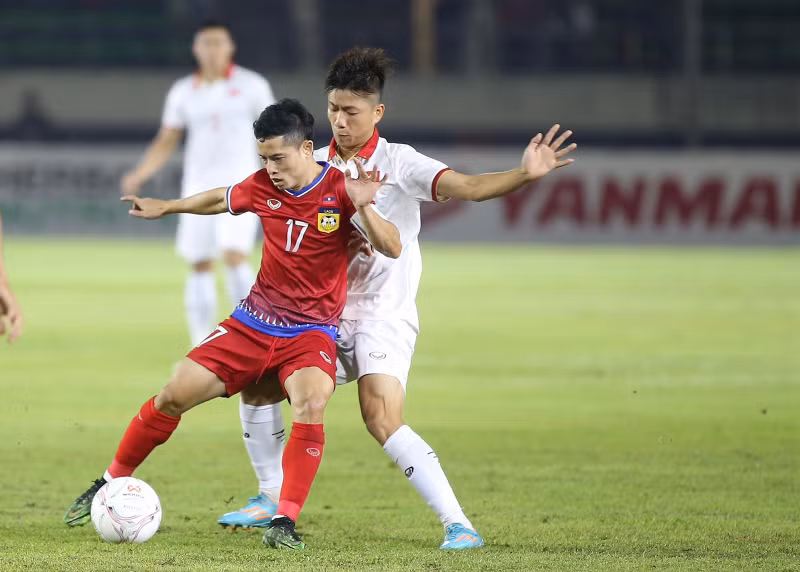 两队拼抢激烈。