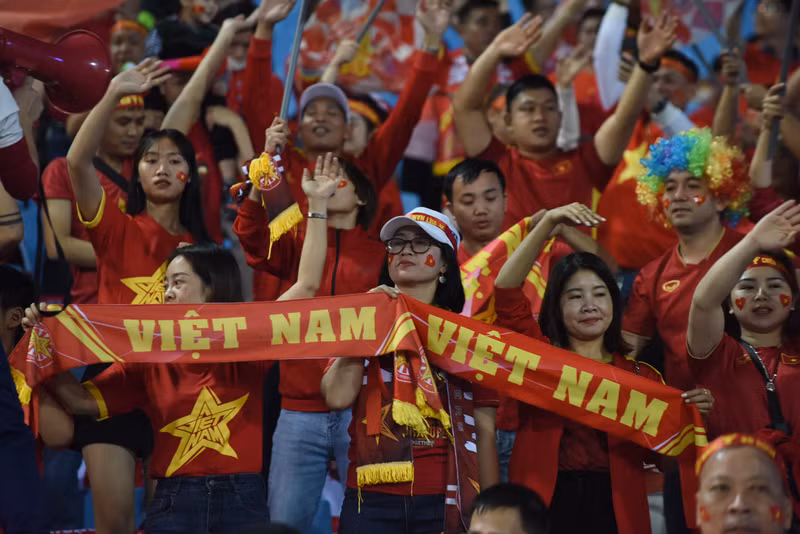 越南球迷染红了体育场一角。