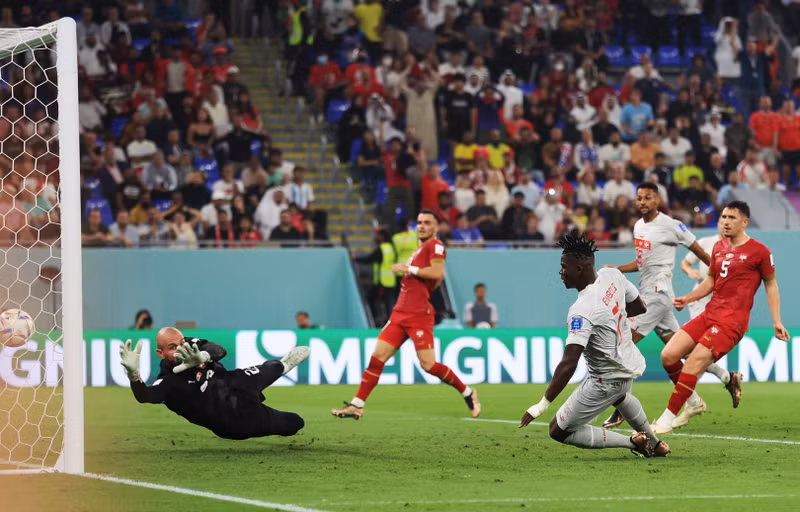 布雷尔•恩博洛破门瞬间。