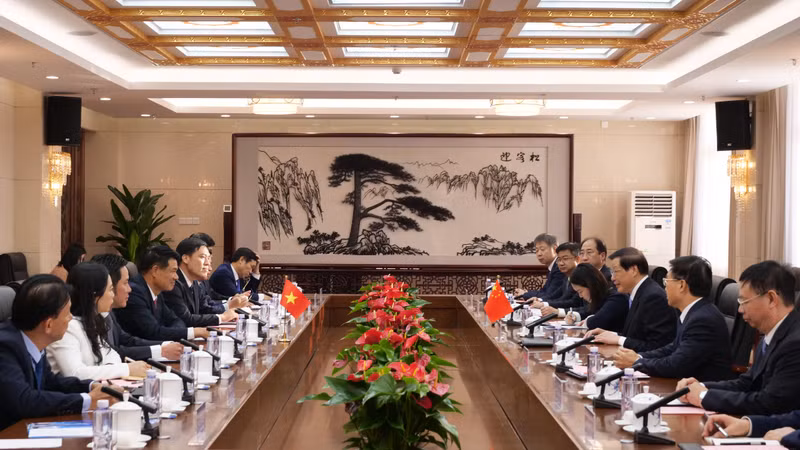 阮辉进检察长与中国最高人民检察院检察长应勇举行会谈。